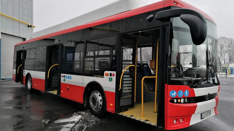 Biało-czerwone elektryki AUTOSAN wyjeżdżają na ulice 462