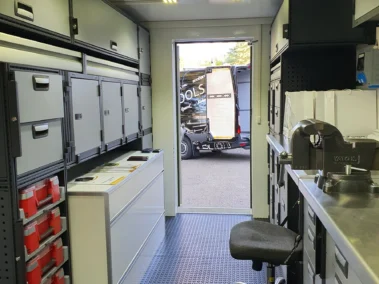 Polski kontener warsztatowy Autosanu KW1C zaprezentowany w Czechach